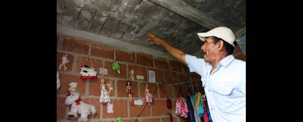 Nuevo Amanecer espera un mejor día | Hernán Vanegas | En el techo de las casas se pueden ver las varillas de acero debido a la humedad que se filtra por la falta de acabados. Los habitantes de Nuevo Amanecer ya interpusieron recursos legales para resolver la situación.