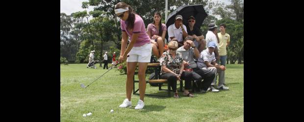 Sin carné, pero Llano no se rinde | Hernán Vanegas | Carolina Llano González estudió en la Universidad de Pepperdine, donde llegó a ser campeona universitaria en E.U. Luego se hizo profesional y jugó dos temporadas en el Lpga, el más importante. Y perdió su carné, pero sigue en otros circuitos y dictando clínicas en Medellín. Ayer lo hizo en El Rodeo.