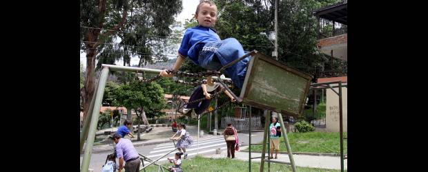 Que cincuenta años no son nada para un barrio | Donaldo Zuluaga | Habitantes coinciden en que, con el esfuerzo de líderes y comunidad, El Pedregal es un barrio con más futuro que doloroso pasado. Las nuevas generaciones se educan mejor y esperan más. A pesar de momentos de inseguridad, la economía del barrio camina, pero hay que hacer esfuerzos en el tema del empleo.