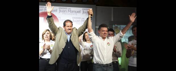 Santos fue la sorpresa por encima de proyecciones | John Vizcaino, Reuters-Bogotá | Angelino Garzón, candidato a la Vicepresidencia, y Juan Manuel Santos, aspirante a la Presidencia, saludaron a sus seguidores en el hotel Casa Dann Carlton, en el norte de Bogotá, donde desde muy temprano hubo celebración.