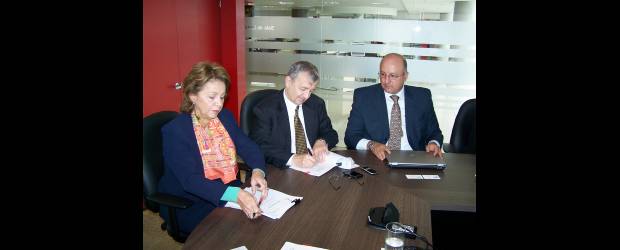 La IFC invierte US$10 millones en Bancamía | Cortesia | Paolo Martelli, representante de la IFC en Colombia -en el centro-, suscribió el contrato en Bogotá con la presidenta de Bancamía, María Mercedes Gómez y con el vicepresidente Financiero, Luis Germán Linares.