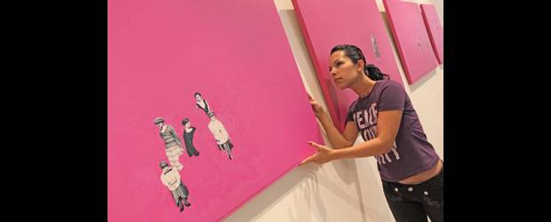 Implosión: diez mujeres sacan de adentro su arte en Cámara de Comercio | Juan Fernando Cano | Úrsula Ochoa visibiliza a las mujeres artistas de la historia del arte. Y para ello las rescata del olvido con una técnica particular.