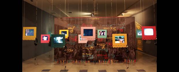 Un recorrido de museo | Fotos: Manuel Saldarriaga | La exposición A tres bandas reúne piezas sonoras, instrumentos, videos, audios y elementos audiovisuales que enseñan la riqueza musical de Iberoamérica, mientras se recorre África, América y Europa, desde la música y la mezcla entre ellas.