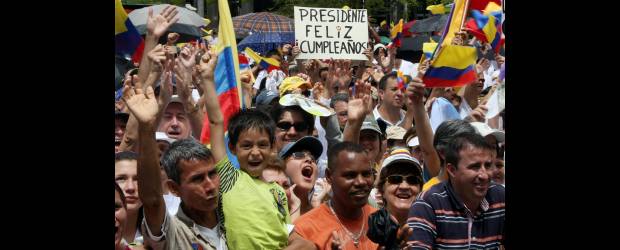 Estrechón de manos que sella ocho años de popularidad | Juan Antonio Sánchez | Después de la marcha por el Pasaje Carabobo y una hora de espera en La Alpujarra, como si se tratara de una figura de la música, el presidente Álvaro Uribe apareció en la tarima y en medio de la alegría y las arengas de la multitud agradeció su presencia y el apoyo a su gestión en los últimos ocho años.