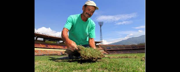 Hormonas y paciencia para tener un "bonsái" | Julio César Herrera | En el gramado del estadio Atanasio Girardot se cumple con la fase de desmalezado, la aplicación de hormonas, aminoácidos, fertilizantes y el corte, cada día de por medio. Arriba, el agrónomo Juan Diego Sánchez y el ex administrador de la unidad deportiva Atanasio Girardot, Federico Sierra. Abajo, uno de los aspersores.