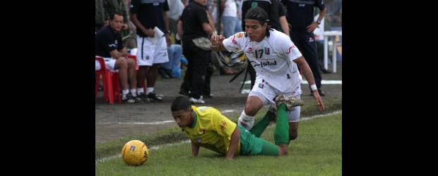 Rodó la ilusión en el arranque del rentado | Colprensa, Riosucio, Caldas | El experimentado delantero Dayro Moreno, en esta acción ante un defensor del Real Cartagena, fue el único que consiguió dos goles en la primera fecha de la Liga Postobón-II. Gracias a ello, el Once Caldas fue uno de los seis equipos que ganaron en el arranque del campeonato colombiano.
