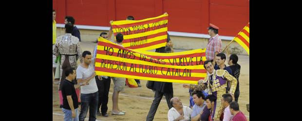 Cataluña puso debate en el ruedo | AP | La agencia Efe señala que el debate político sobre la prohibición se ha extrapolado a una cuestión identitaria en Cataluña, una de las comunidades con mayores competencias de autogobierno y que recientemente sufrió el rechazo del Tribunal Constitucional a su aspiración de ser considerada una "nación".