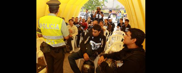 Póngales cura a las excusas viales | Robinson Sáenz | Decenas de ciudadanos pasaron ayer por la carpa que instaló el Fondo de Prevención Vial para capacitar a conductores sobre la responsabilidad vial.