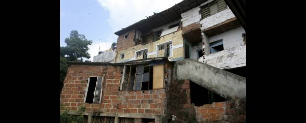 El terror reinó en estos muros | Esteban Vanegas | Esta fue "la casa del terror" antes de su demolición, el pasado martes. Eran cinco casas unidas por túneles que utilizaban los delincuentes para escaparse de las autoridades o de sus enemigos. Su dueña fue desplazada.