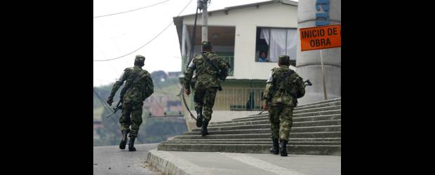 Lectores que habitan la 13 dan testimonio | Esteban Vanegas | De las voces que surgen de los barrios afectados por los enfrentamientos entre combos, queda claro que el episodio de esta semana no es el primero y que las comunidades llevan tiempo padeciendo balaceras, extorsiones, atropellos y miedo. La gente reclama la presencia permanente de las autoridades.