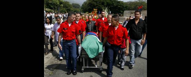Con aplausos despidieron a Luis Germán | Esteban Vanegas | Ayer, en el cementerio Campos de Paz, se adelantaron las honras fúnebres del líder sindical, Luis Germán Restrepo Maldonado, asesinado el jueves.