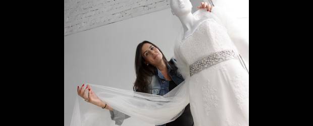 Luisa Nicholls vive el sueño de las novias | Juan Fernando Cano | Luisa Nicholls cursó estudios de Diseño industrial en la Universidad de los Andes, con énfasis en textil, que luego complementó en E.U. y España. Trabajó con dedicación para tener su propio taller y allí muestra con orgullo su traje de novia en un maniquí (izq) y las creaciones que propone para la marca Especia, con su socia Lina Vélez. Con Especia quieren resolver necesidades inmediatas.