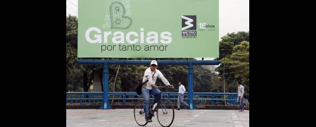 En sus 15 el Metro agradece tanto amor | Jaime Pérez | Ya se observan vallas y el primer vagón con las palabras alusivas.