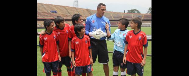Un Castillo de calidad humana | Donaldo Zuluaga | Breiner Castillo, arquero del Medellín, entrevistado por los niños de la escuela de fútbol del club que hacen parte del equipo del Ponyfútbol. Todos se llevaron una buena imagen del último refuerzo del Poderoso.