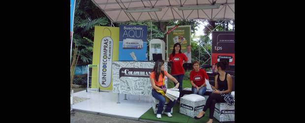 Tipeadores se activan con las letras y su fiesta | Natalia E. Botero | En el puesto de EL COLOMBIANO, los asistentes a la Fiesta del Libro pueden conocer la edición diaria del periódico y consignar su opinión sobre el evento.