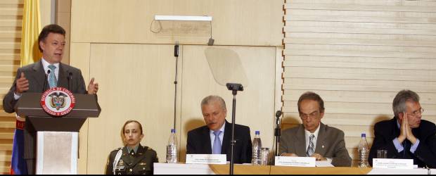 Reforma a la Justicia podría esperar a 2011 | Luis Eduardo Noriega, Colprensa, Bogotá | En la instalación de la Mesa de Justicia que sesionará durante tres días, el presidente Juan Manuel Santos, anunció que en los próximos días presentará al Congreso un paquete de ajustes al sistema penal acusatorio y al Código de Infancia y Adolescencia para frenar la delincuencia en los centros urbanos.