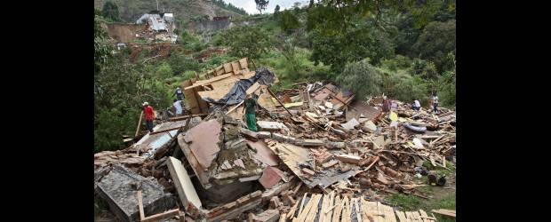 En Bello, alud obligó a evacuar 50 casas | Hernán Vanegas | Así quedó una vivienda en el sector de La Camila, en Bello, luego de que cayera, este lunes, un alud de tierra de grandes proporciones.