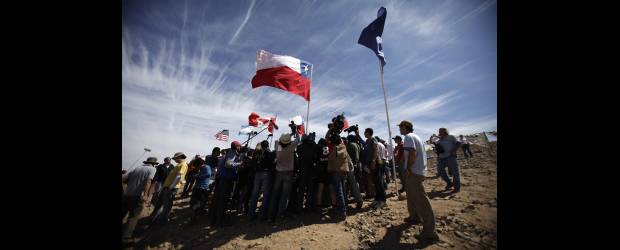 Rescate de los mineros podría ser en solo días | Darío López-mills, Ap - Copiapó, Chile | Luego de 60 días del derrumbe en la mina ubicada en el desierto de Atacama, familiares de los mineros atrapados protagonizaron una ceremonia en homenaje a los trabajadores, que desde ahora son tratados como héroes.