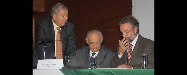 Fantasma de TLC asusta a lecheros | Donaldo Zuluaga | Jenaro Pérez, gerente y Guillermo Gaviria, presidente del Consejo de Colanta, presentan las inquietudes sobre el TLC a Alejandro Vélez, asesor ministerial.
