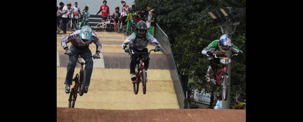 Sergio Ignacio dio brinco a la adversidad | Donaldo Zuluaga Velilla | Sergio Ignacio Salazar (izquierda) al lado de la campeona mundial Mariana Pajón Londoño. Ambos son figuras del Internacional de las Luces que se cumplirá entre hoy y mañana en la pista Antonio Roldán Betancur, del barrio Belén. Las competencias serán, hoy a las 2:30 p.m., y mañana a las 10:00 a.m.
