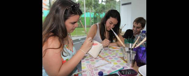 Pintar en cerámica, opción para tardiar | Róbinson Sáenz | Rebeca y Raquel, acompañados de Agustín, le dan los primeros toques de unos platos en cerámica muy coloridos que dejarán para ser horneados.