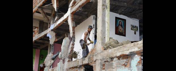 En la Gabriela ya no escarban las retro | Jaime Pérez | Rodolfo, quien trabajó seis años en la morgue de La Dorada, no le teme a muertos ni a espantos y prefiere quedarse solo a que los ladrones se lleven lo que quedó servible. Ayer limpió de escombros la casa que ayudó a construir hace 9 años y atendió las visitas de decenas de curiosos que llegaron al lugar.