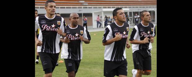 Nuevas ilusiones pero la base naranja continúa | Edwin Bustamante | Dos de los veteranos del plantel, Jorge Horacio Serna y Néider Morantes, junto a una de las caras nuevas para este torneo, Camilo Pérez, en el entrenamiento de ayer en el Parque Estadio Sur. Pérez ya estuvo en 2008 con Envigado y vuelve al club. Hoy trabajarán en la cancha de Pilsen.