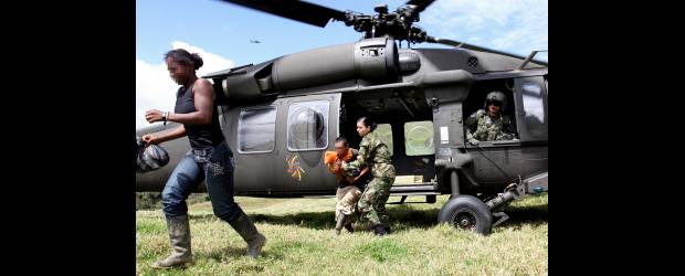 Farc pretendían fusilar a una familia | Manuel Saldarriaga, Enviado Especial Anorí | La operación del rescate humanitario comenzó a coordinarse desde el encuentro de Julián y los soldados de la IV Brigada en su huida las amenazas de muerte. La fase final se dio ayer con la colaboración de la Fuerza Aérea Colombiana, que transportó a la familia en helicóptero escoltado por un arpía artillado.
