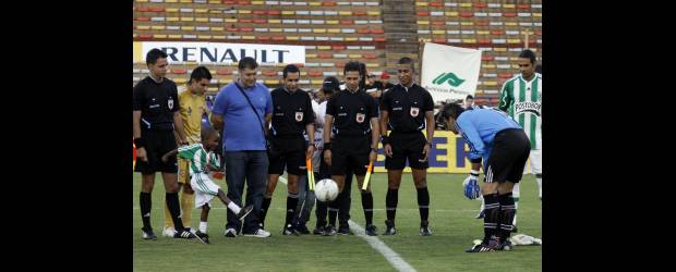 Sobró corazón para ayudar a Calle Vieja | Edwin Bustamante | Yorman Córdoba, gracias a la solidaridad de los actores del fútbol antioqueño, no habló ayer de su tragedia sino del balón y de sus ídolos en Nacional.