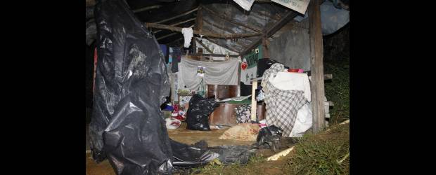 Asesinados 8 jóvenes en dos ataques | Edwin Bustamante | Esta es la humilde vivienda en el sector de Media Luna, vía a Santa Elena, donde ocurrió el cuádruple homicidio en la parte alta del oriente de Medellín.