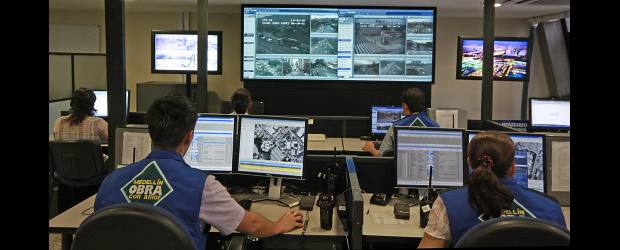 Tecnología para mayor movilidad | Hoy el centro de control está ubicaco en La Alpujarra, pero en unos meses, este cerebro para controlar y pensar en el tránsito de Medellín pasará a instalarse en un sitio especial que se está adecuando en la sede de la Secretaría de Transporte y Tránsito