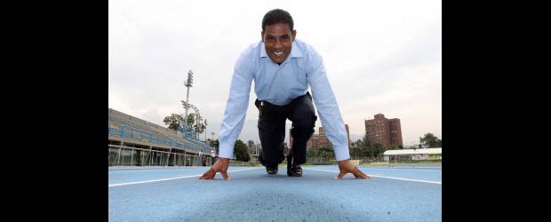 Relevo en pro de sus raíces | Manuel Saldarriaga | Listo para arrancar, Luis Lorduy, presidente de la Liga de Atletismo. Arriba, Carlos Agudelo, de voleibol; Leonardo González, de gimnasia, y el médico Felipe Marino (patinaje). Todos fueron atletas consagrados en sus deportes.