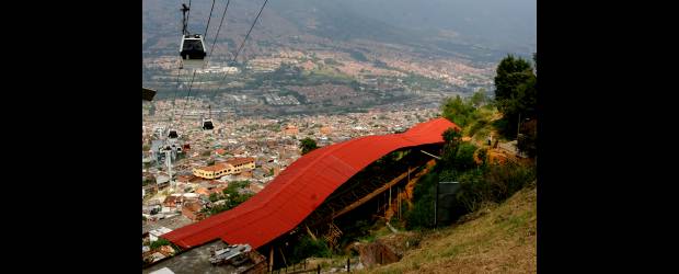 Medellín, calidad de vida que sube orgullo | Esteban Vanegas | La nueva infraestructura y el moderno amoblamiento urbano, son algunas de las razones en que se apoyan los habitantes de la ciudad para concluir que Medellín ofrece calidad de vida a sus habitantes. En la encuesta sorprende que en Barranquilla tienen una calificación más alta de este concepto.