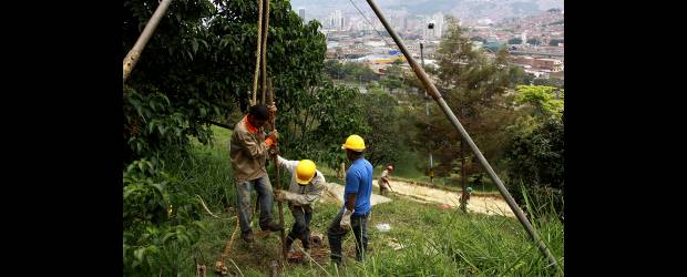 El Simpad le mete el diente al Nutibara | Henry Agudelo | Ayer, el Simpad intensificó sus trabajos en el cerro. A la par que se excavaba, también se quitaban postes del alumbrado decembrino y se hacía limpieza.