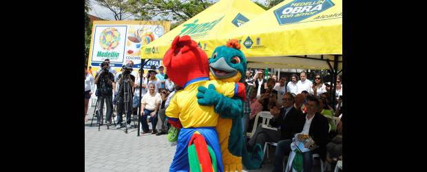 Llin dejó su legado a un pájaro sin nombre | Cortesía Mundial-Medellín | El encuentro, por primera vez, de Llin y el pájaro -una guacamaya- del Mundial sub20 que aún no tiene nombre. Uno que llega y otro que se va.