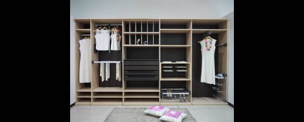 La ropa se guarda a la medida | | Un diseño de H.A. Cocinas y Muebles combina madera clara y oscura.