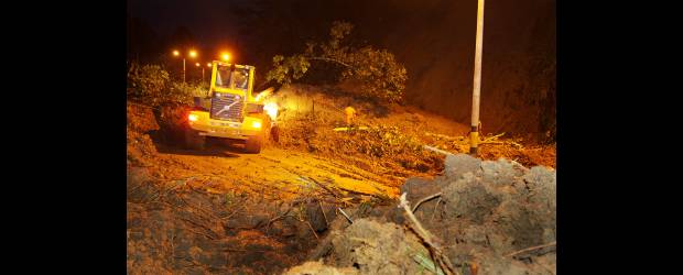Dieron paso anoche en vía a Bogotá | Róbinson Sáenz | El derrumbe caído ayer en la tarde en la autopista Medellín-Bogotá fue de tal magnitud que taponó, por varias horas, las dos calzadas de la vía.
