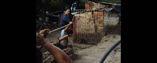 Cantagallo tiene plan para evacuar toda la población | Colprensa | Trece personas fueron rescatadas de la creciente del río Táchira, por parte de la Defensa Civil y Bomberos de Villa del Rosario (Norte de Santander).