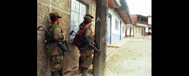 Crímenes enrarecen campañas políticas | Archivo | Los grupos guerrilleros y las bandas criminales son las mayores amenazas contra la actual actividad proselitista y las elecciones que se realizarán en octubre próximo en todo el país. Antioquia sufre la intimidación de estas organizaciones.