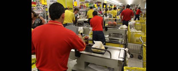 Grupo Éxito vincula 2.500 empacadores | Robinson Saenz | Con la vinculación de este grupo de empleados, el Grupo Éxito se anticipa a las normas que expedirá el gobierno para controlar la intermediación laboral, una exigencia de Estados Unidos para ratificar el TLC.