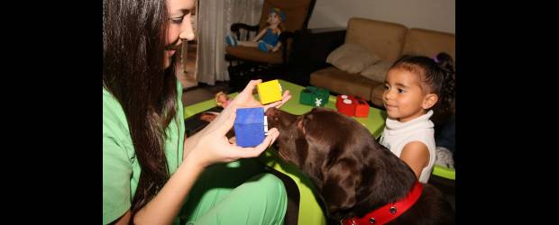 Innovar para que aprendan todos | Jaime Pérez | Luisa Fernanda Ramírez y su perra Canela, juntas, le ofrecen a niños con barreras de comunicación formas de diálogo que se facilitan a sus habilidades. La Casita de Canela es un centro móvil que opera en Medellín, se pueden encontrar en Facebook y Twitter con ese nombre.