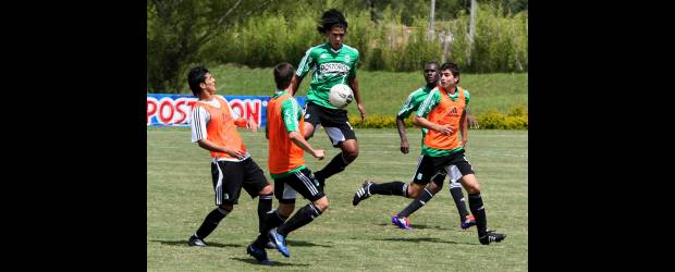 Estrategia para derribar una muralla | Jaime Pérez, Guarne | Atlético Nacional realizó la práctica matinal de ayer en su sede deportiva. Víctor Ibarbo ocupó el puesto de Sebastián Pérez, que se recupera de un esguince de tobillo. Stephen Barrientos continúa como titular en la zaga.