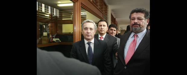 Una víctima en caso de Farcpolítica | Germán Enciso, Colprensa-Bogotá | El expresidente Álvaro Uribe y el abogado Jaime Granados, uno de sus apoderados, minutos antes de la diligencia ante la Comisión de Acusación.