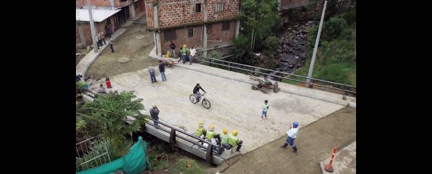 Puente une alma de barrios en Girardota | Hernán Vanegas | Gracias a la construcción del puente, que tuvo un costo de 270 millones de pesos, los habitantes de los barrios Villa Carmona y San José podrán comunicarse con sus vecinos sin tener que arriesgarse a cruzar por la quebrada El Tábano, que divide a los dos sectores.