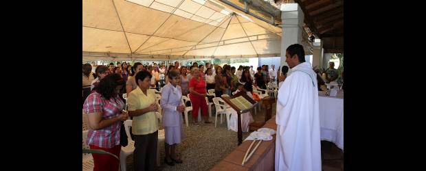 En La Pola la misa es en carpa | Donaldo Zuluaga | Los habitantes de los barrios Palenque y La Pola buscan recursos para construir una parroquia donde puedan celebrar la eucaristía.