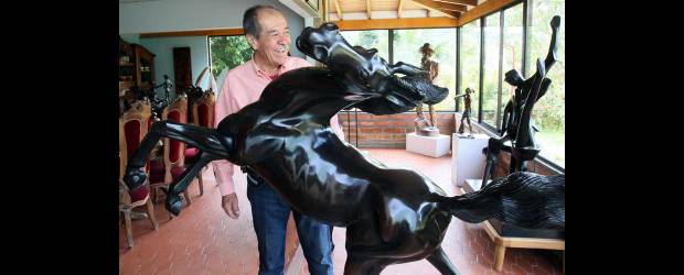 La casa de Bernardo tiene pinta de museo nacional | Jaime Pérez | El Cristo en jeans de Olga Inés Arango y un corcel de Rodrigo Arenas Betancourt son parte de la colección de Bernardo.