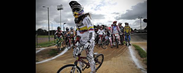 Tan "chiquita" y ya Mariana es una profe | Cortesía | Mariana Pajón en su doble tarea: deportista de élite y profesora a ratos. Ella brinda su experiencia a los que apenas empiezan en el deporte de la cicla.