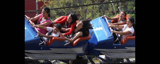 Gozar es la moda en medio del calor | Donaldo Zuluaga | Las atracciones mecánicas de velocidad y vértigo fueron las más buscadas ayer en el Parque Norte que se llenó de familias deseosas de divertirse en estas vacaciones escolares. Con la cuenta de servicios, las personas de los estratos 1, 2 y 3 pueden ingresar gratis.