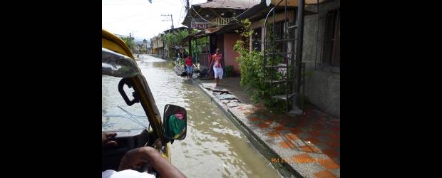 Calles de Quibdó están como ríos | Cortesía | Los organismos de socorro de Quibdó informaron que parte del centro de la capital chocoana está inundado. Esperan que en los próximos días además de que bajen los niveles del río, comience a llegar la ayuda humanitaria. En el municipio hay 20 barrios inundados y por lo menos 6.000 familias afectadas.