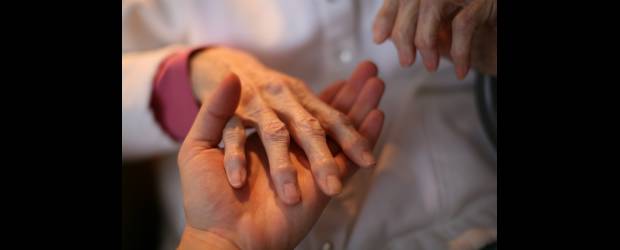 Rituximab: a tomarlo con cuidado | Shutterstock | La artritis reumatoide es un tipo de artritis que causa dolor, inflamación, rigidez y pérdida de la función de las articulaciones. La enfermedad es más frecuente en hombre y generalmente aparece entre los 25 y los 55 años.